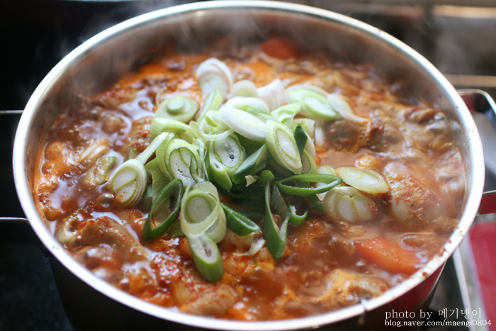 칼칼하게 맛을 낸 닭볶음탕