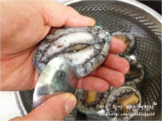 http://www.10000recipe.com/recipe/4805901 전복 쉽게 손질하는 법