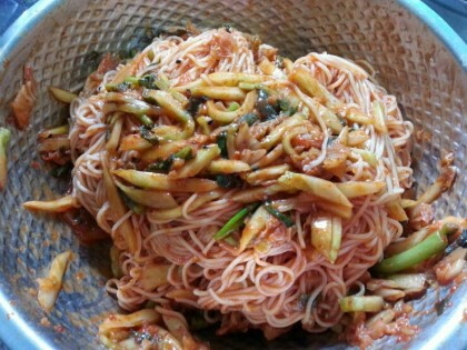 입맛돋구는 새참메뉴 김치비빔국수 만들기