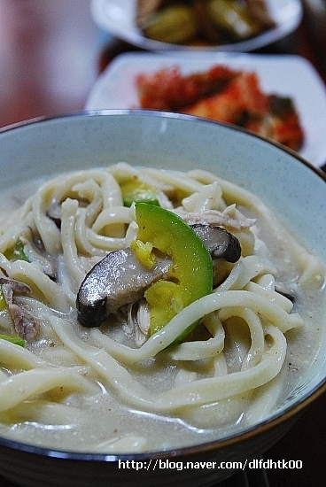 들깨 닭칼국수