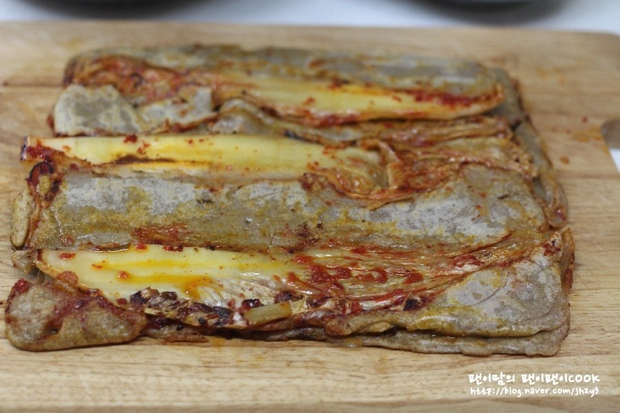 메밀김치전~메밀전 얇게 부치면 아주 맛나요.^^