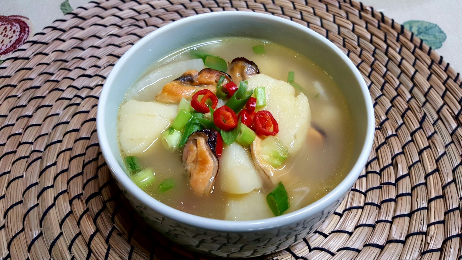 크게 맛을 내지 않아도 구수하고 시원한 제철 감자국