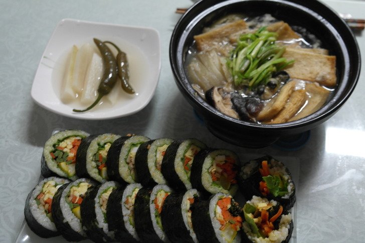집에 있는 재료로 만든 아삭아삭 통 큰 김밥