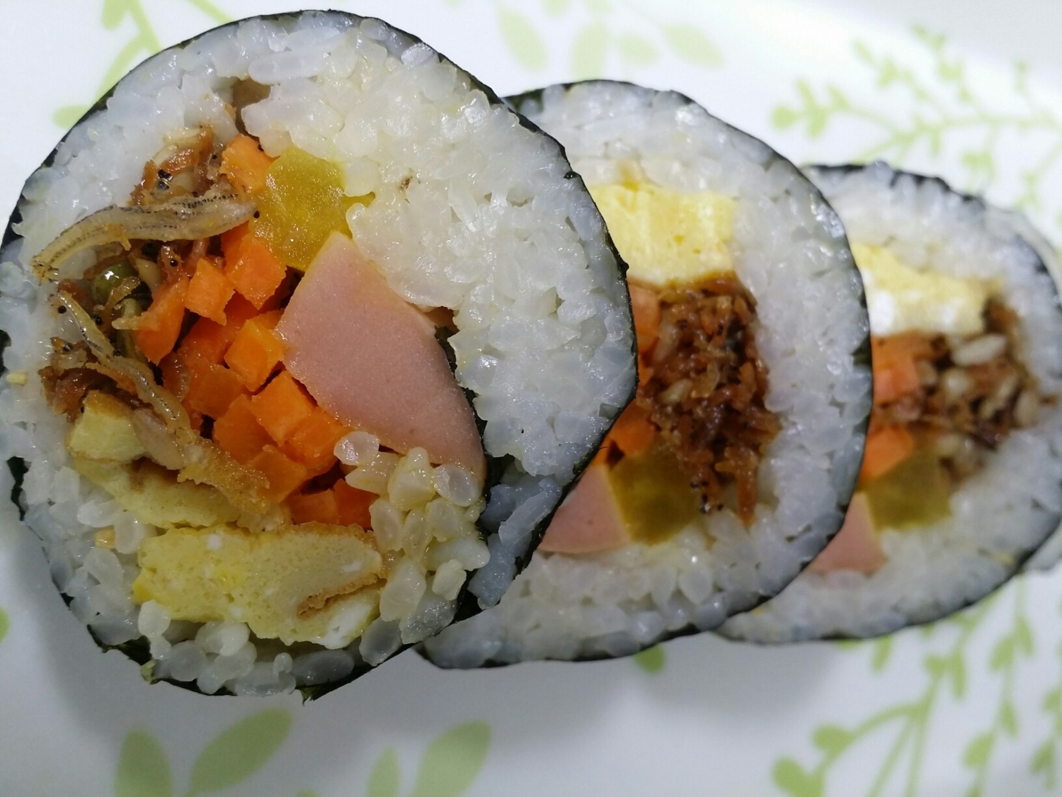멸치김밥, 재료 듬뿍넣은 왕김밥