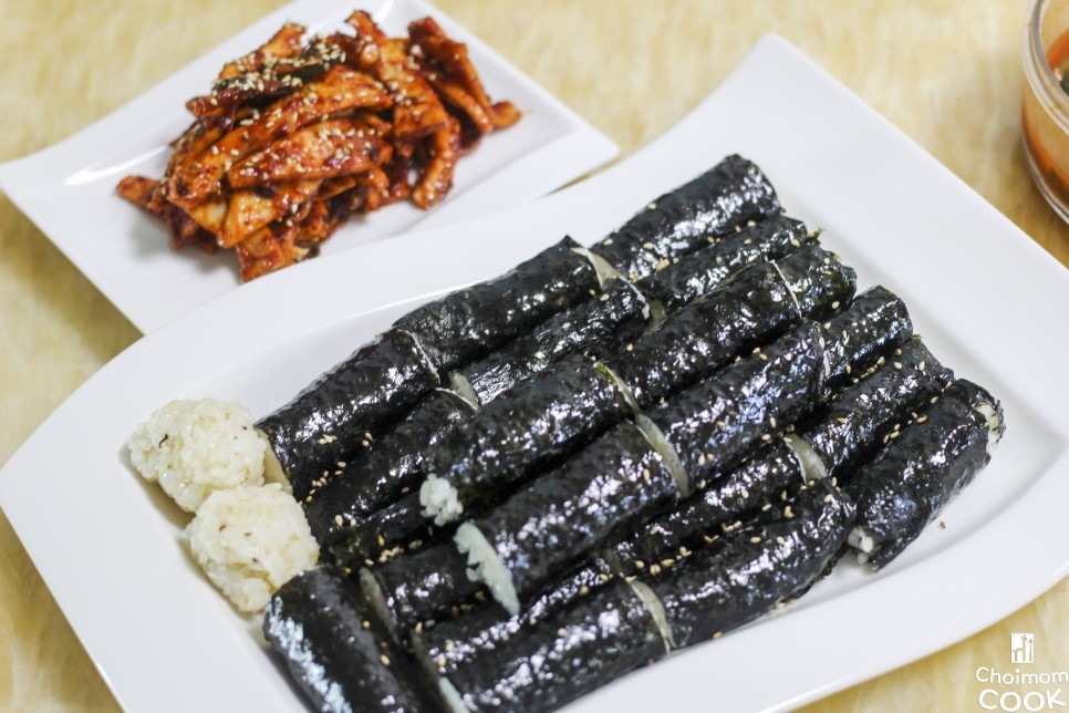 충무김밥과 오징어 어묵 무침