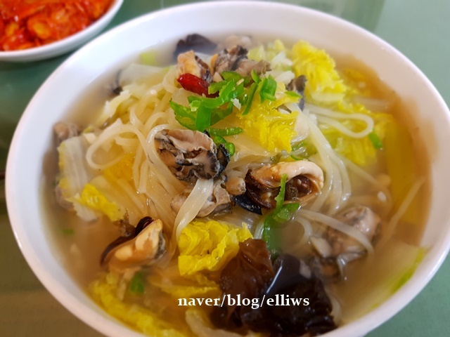 굴탕면...제철 굴로 시원한 사천탕면 비슷하게 끓여보아요.