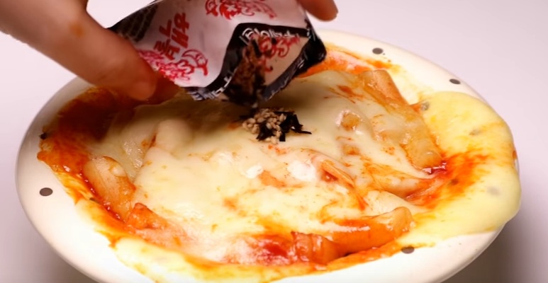 [간단 자취요리] 맵다...맛있다...핵불닭 떡볶이 만들기 / 핵불닭볶음면 맛있게 먹기