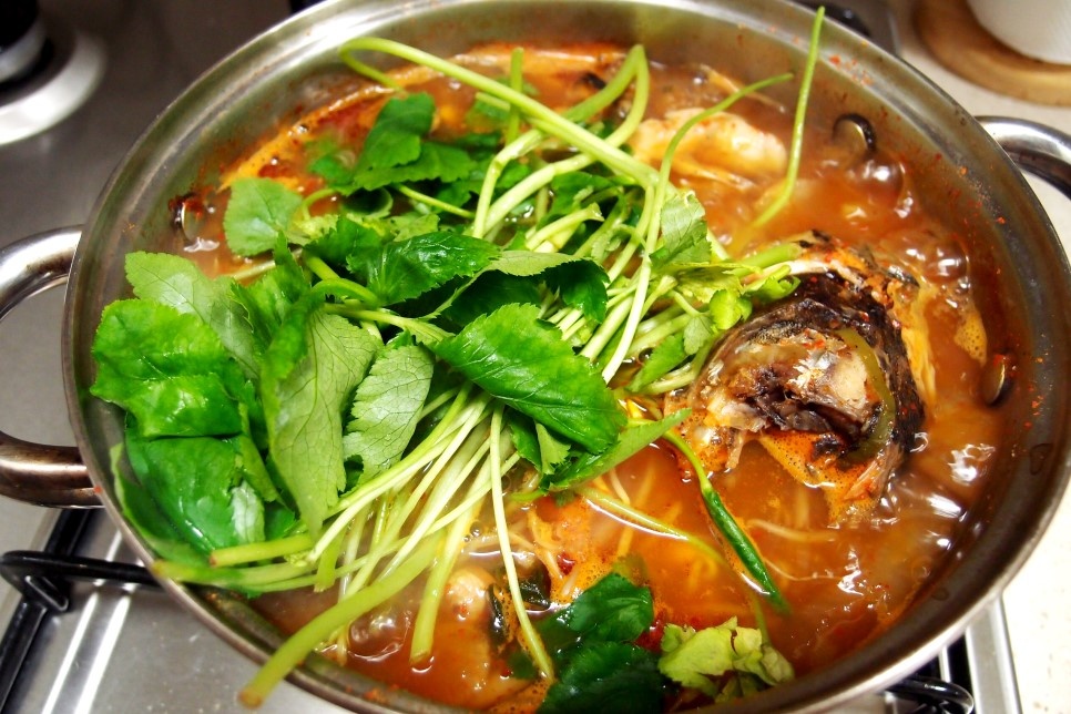 #뜨거운 국물이 생각날때 칼칼한 동태찌개만들기 #참나물 넣고 동태한마리 넣고는 끓이는 얼큰한 동태찌개~~ 시원하다!