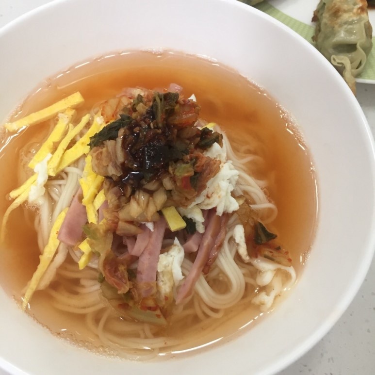 점심은 김치 송송 썰어 넣고 물국수 호로록