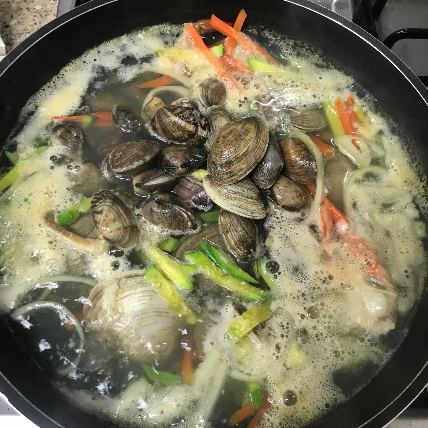 바지락듬뿍 들어간 해물 손칼국수~