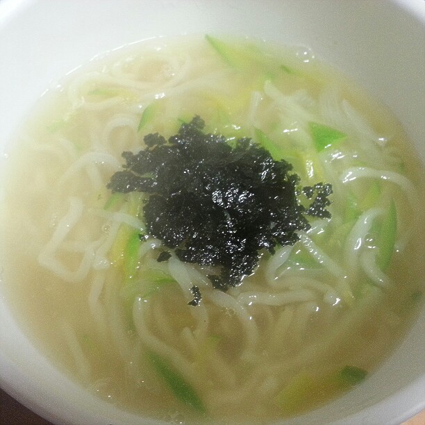 오늘은 하루종일 뒹굴뒹굴하다멸치육수에 혼다다시다 살짝넣고 칼국수담백하고 깔끔하게 끓여서 점심묵었네요~저녁되니 출출해서 압력밥솥에... 