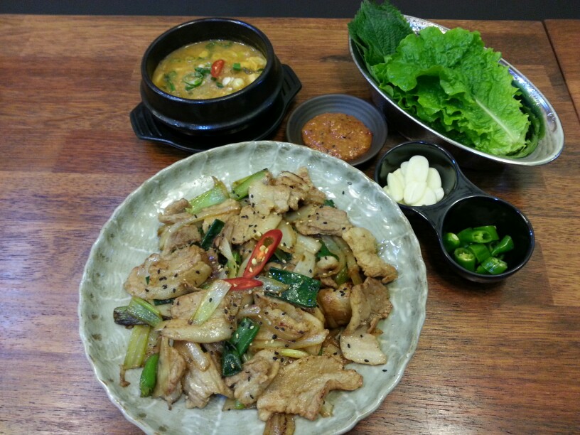 지금부터 소주 한 잔 본격적으로 해볼려 합니당! 그래서 삼겹살 양파,대파넣고 후라이팬으로 후다닥!!! 캬~~~ 