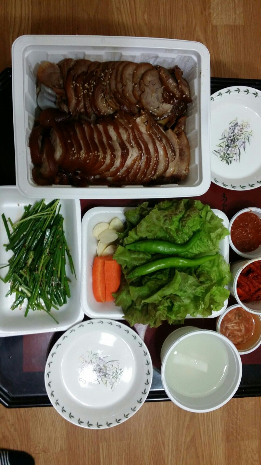 오늘저녁은족발로 오늘은 계속외식 참좋아용 ㅎㅎ 휴게소에서 오주부 사묵었는디맛나데용ㅎㅎ아지도 피곤한지 자기자리서 누웠어용모두들... 