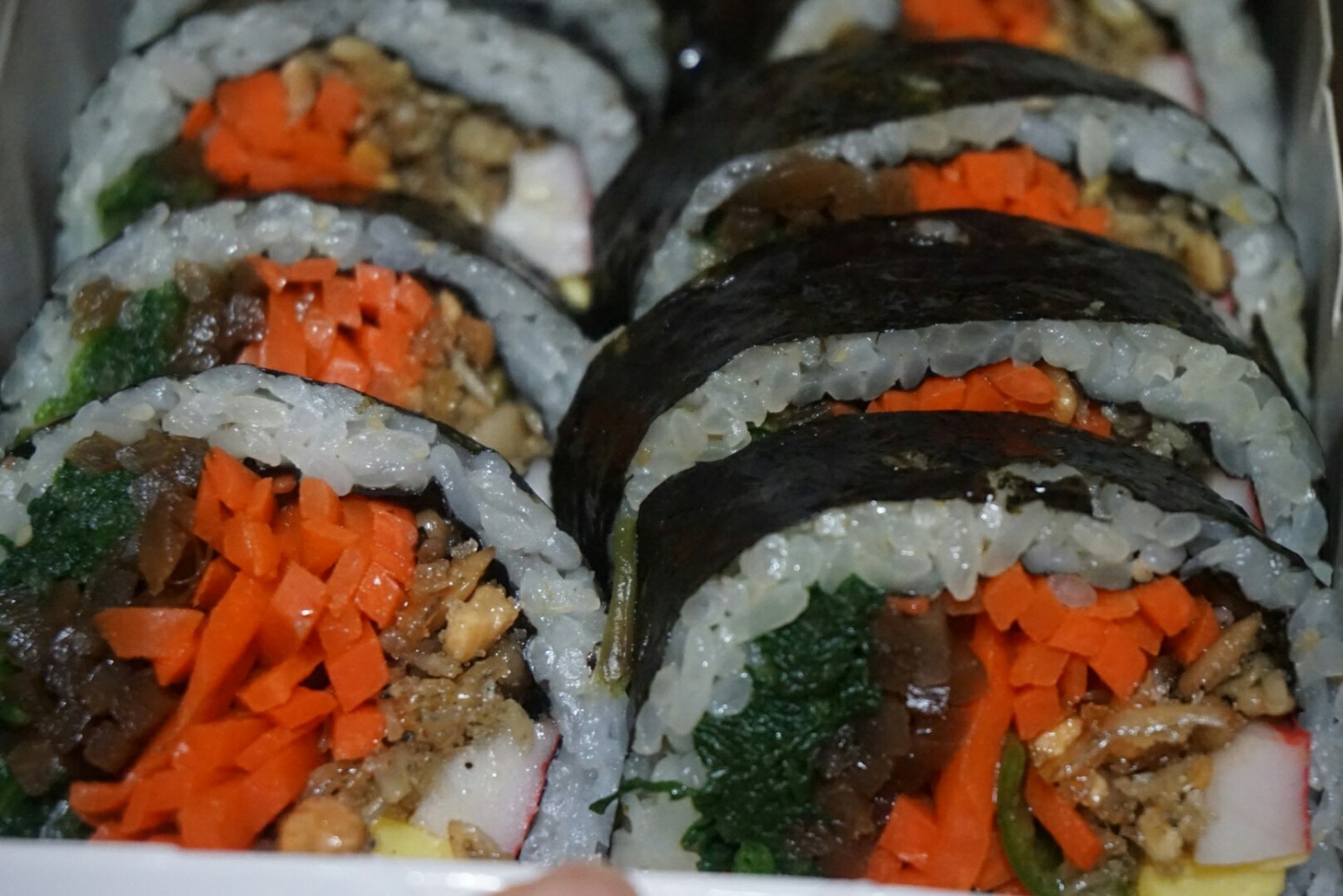 오늘 만레가 날 김밥싸게 아니 사게 만드네요.ㅍㅎ메가마트장보고..연어한팩참치한팩사왔는데 ..3명 딸하고 딸 남친하고 조카한테 다 뺏기고... 