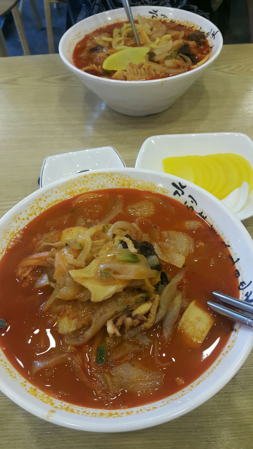 고등어 무랑,갓김치 넣고 지져서 먹고 시언이는 교회에서 소풍간단해서 돗자리,물,간식 간단히 넣어서 보내구 여보랑 당가원에서 짬뽕 먹었지용~^^~ 