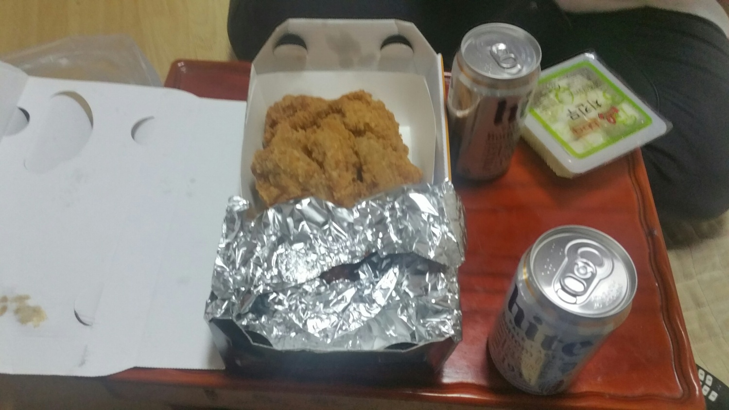 운동땡땡이치고 친구랑 술마셨어요ㅎㅎ치킨이 정말 대충왔더라구요ㅠㅜ기분이좀 이상하네요카드라그런가봐요;; 