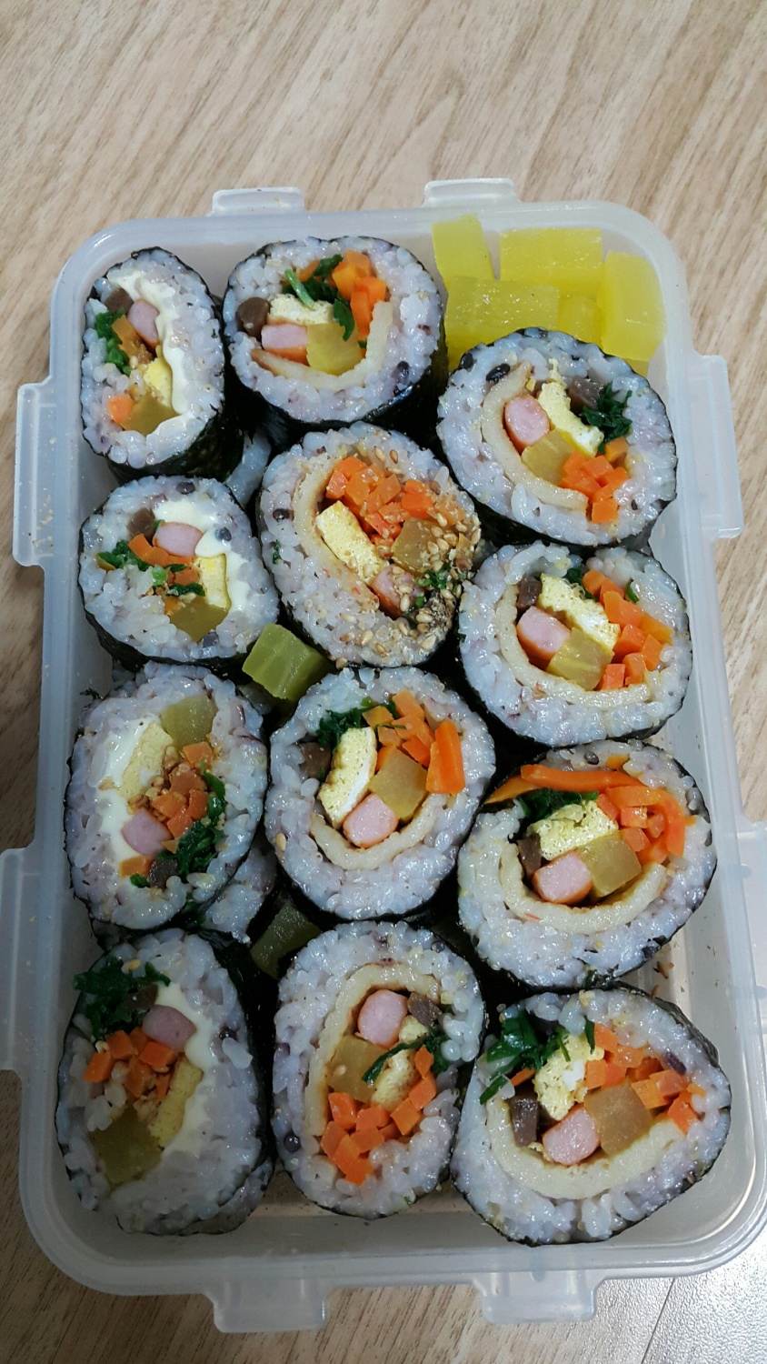 아빠딸 견학간다해서아침일찍 나만의 그녀와 함께 같이 만든 김밥~^^*모두 즐거운 목요일 되세요. ㅋㅋ 