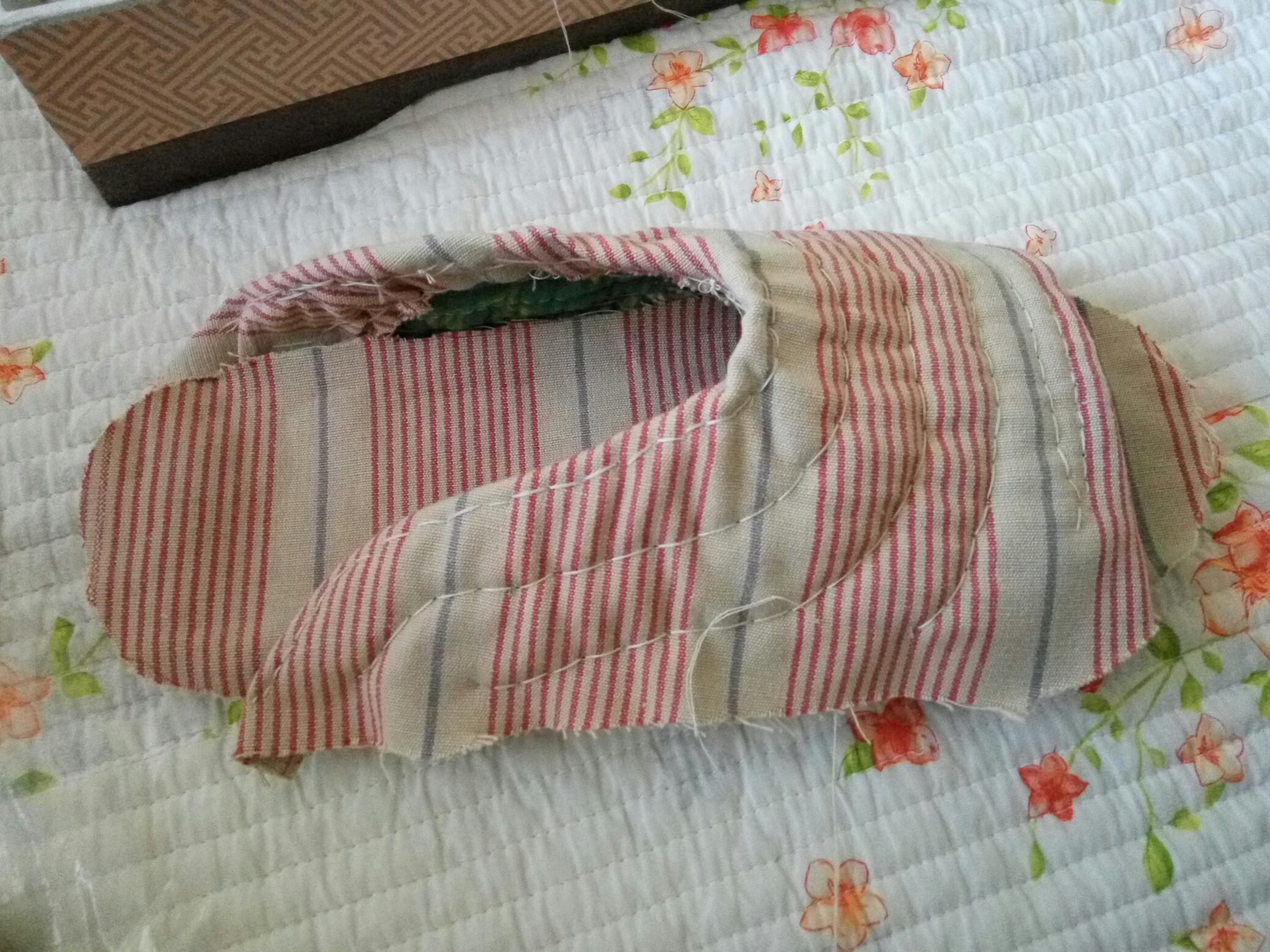 퀼트슬리퍼를 신다봄 편하고 이쁘긴한대 얼마되지않아 구멍이난다.새거로 또사봤지만 마찬가지 ㅠ 두터운 자가드를 사다 덧대어 튼튼히 오래~~함... 