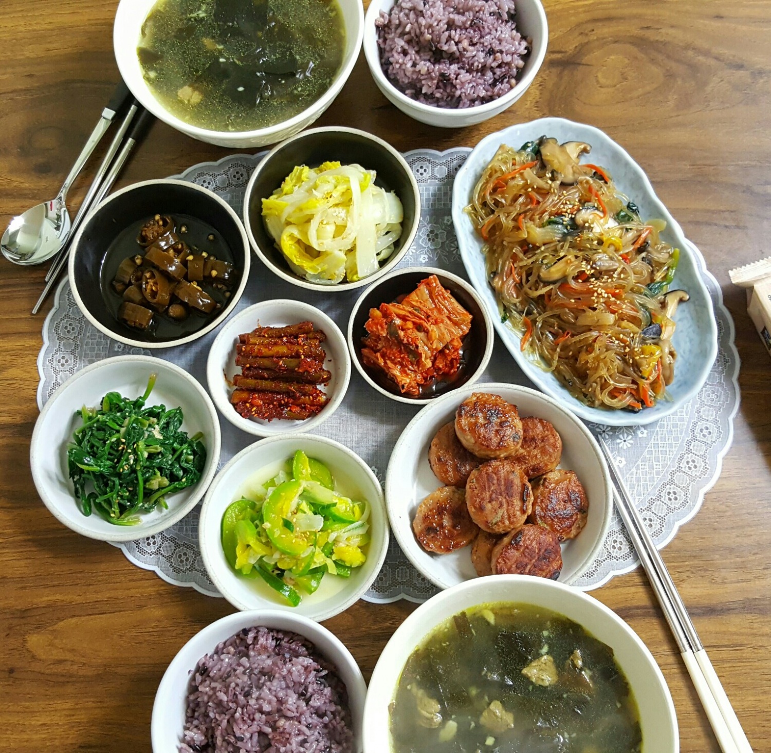 장례치루고 하느라 정신없이 보냈네용~졸려서 밥먹구 일찍자야겠어여 컨디션이 영 꽝이라ㅠㅠ다들 맛저하시구 감기도 조심하시구 행복한밤되세... 