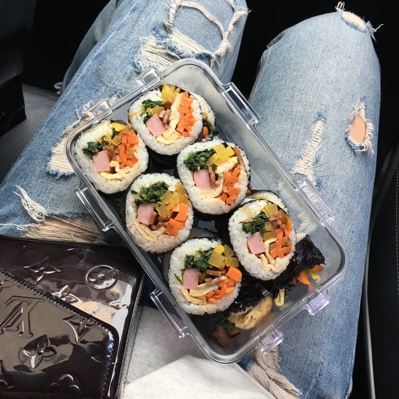 소풍엔 왕김밥이G!저는 김밥을 말줄몰라요.. 그래서 이것저것 넣고선돌돌말았더니 입보다 커졌네요 ㅋㅋㅋㅋㅋㅋㅋㅋ그래도 맛있어서... 