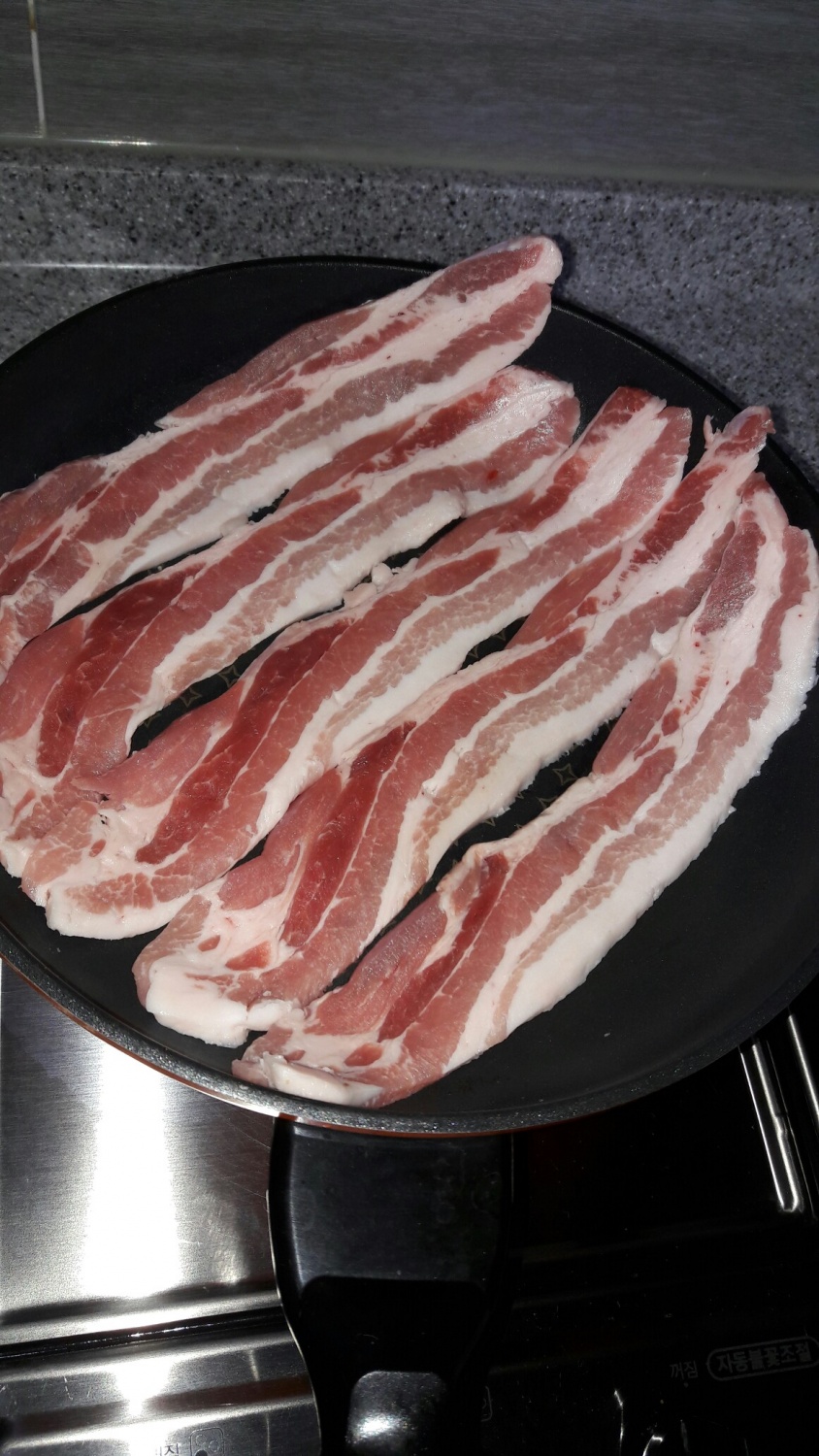 비온뒤 공기가 한층 맑아진듯해요~일욜 새벽 산에 가시는 서방님 맛나게 드시라구 삼겹김밥 말았네요~매운거 입에도 못대서 아삭고추에... 