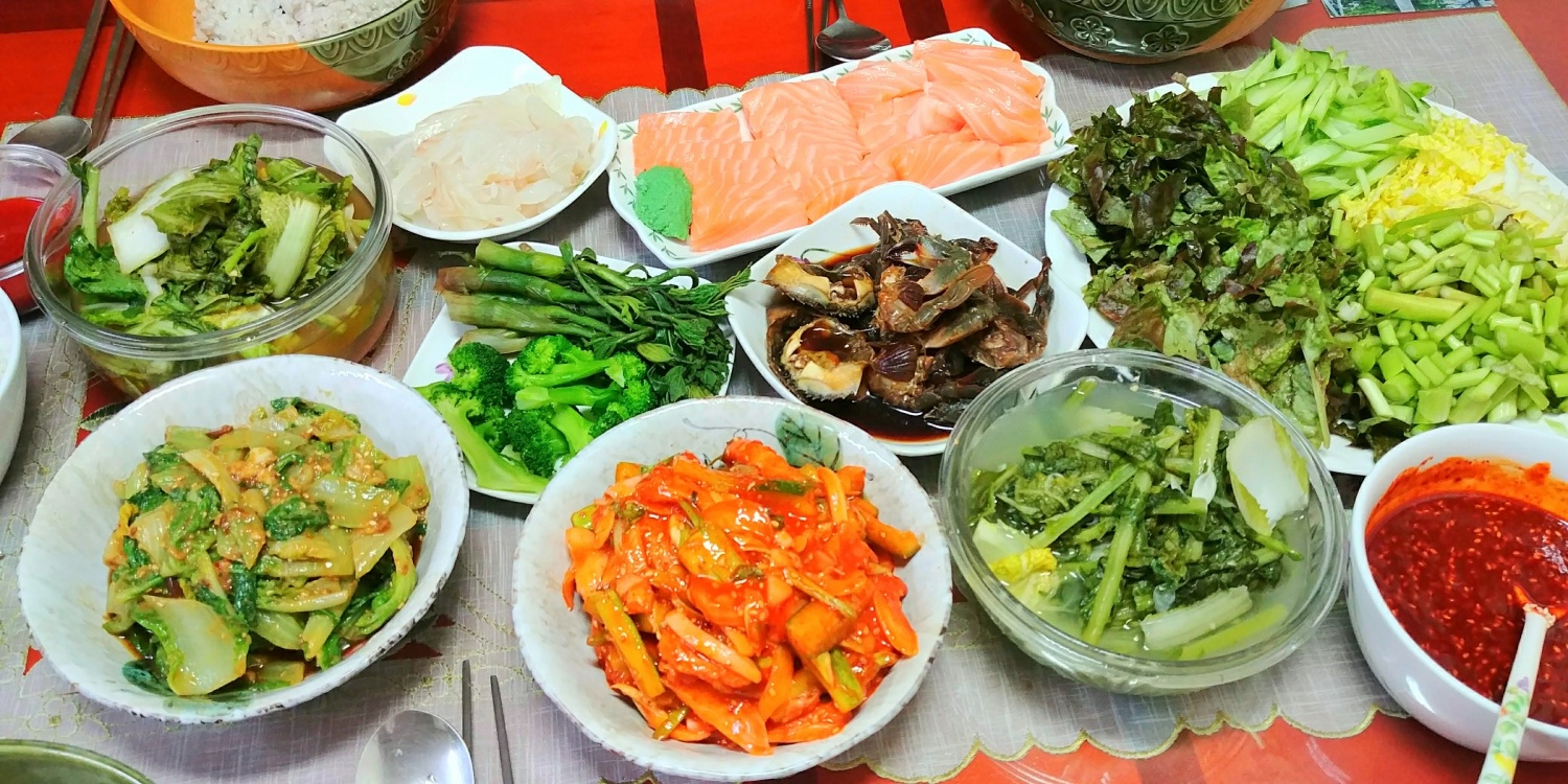 다욧한다구 맘먹고 아침엔 식판에 아쉬운 식사를 하고 점심은 국수로 해결....저녁에 너무 배고픈나머지 머슴밥 먹었어요ㅋㅋ 울 큰곰님 저보구... 