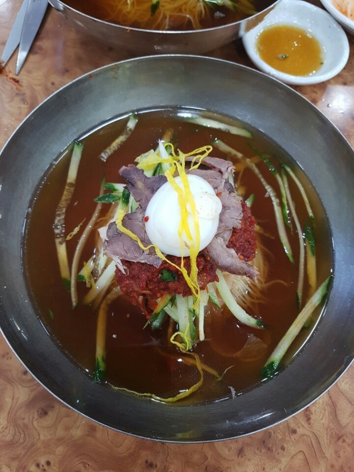안녕하셔요.오랫만에 인사드립니다.긴연휴맞아 부산시댁에내려왔네요...시작은 돼지국밥..마무리는 밀면입니다. 