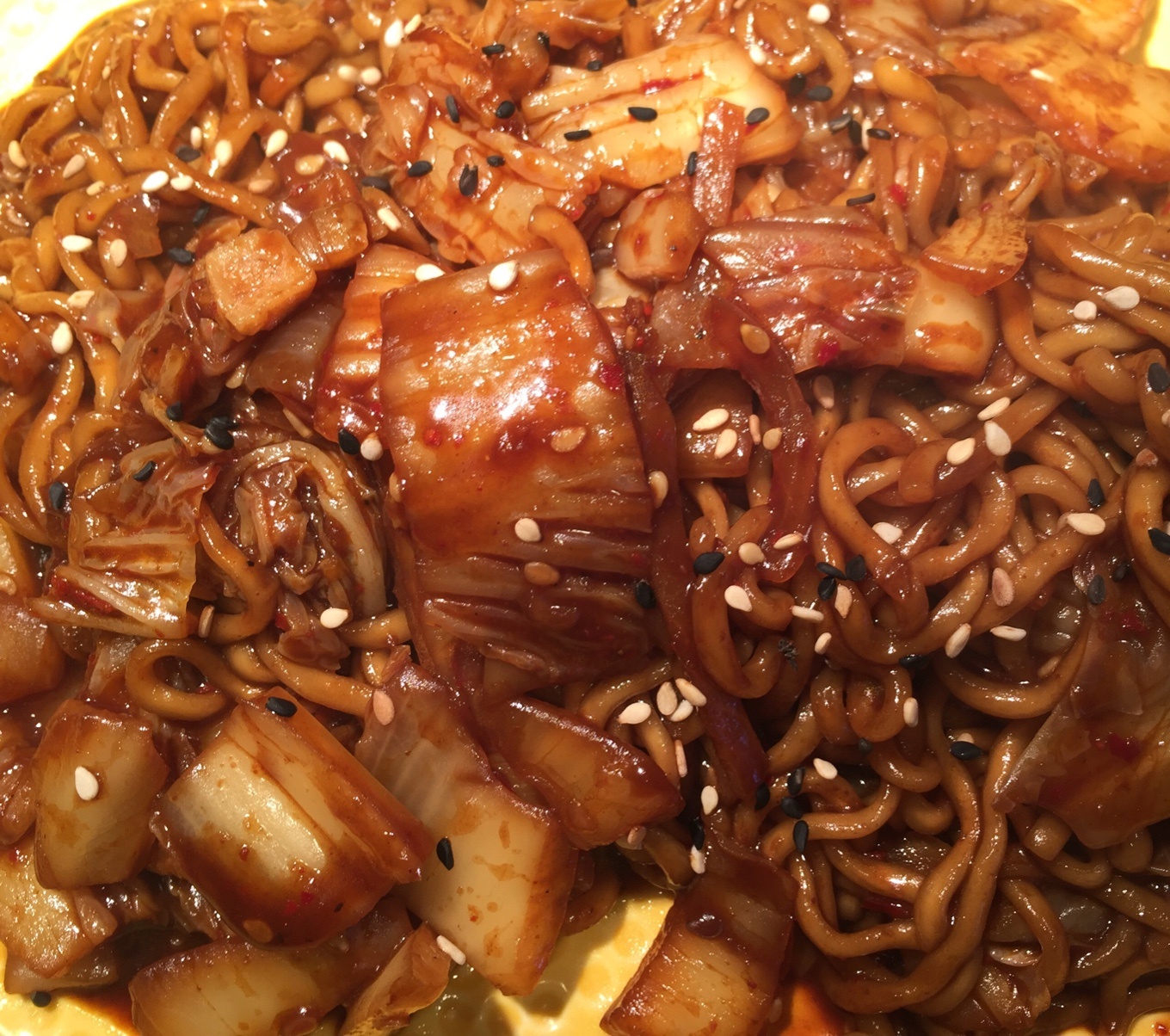 뭘 먹을까?짜파게티 하나 끓여 먹을까나. 김치 볶아서. 짜파게티랑 합체. 매콤하니 맛있어요. 근데 먹다보니 돼지냄새가~~~결국은 다... 